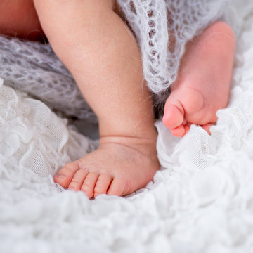 newborn baby's legs