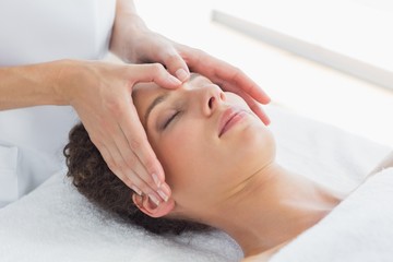 Obraz na płótnie Canvas Woman receiving massage on forehead
