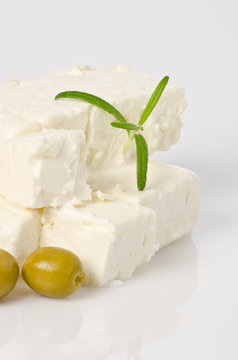 Käse auf weißem hintergrund