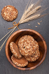 Obraz na płótnie Canvas Oatmeal cereal cookies  in wooden bowl