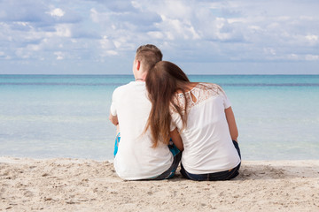 verliebtes junges paar am strand im sommer urlaub