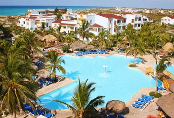 Fotobehang View on hotel and swimming pool, Cayo Largo, Cuba © kite_rin
