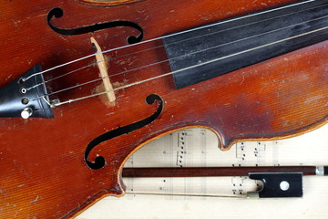 alter abgenutzter Geigencorpus mit Bogen,Nahaufn