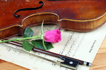 geige auf Notenblatt mit Rose und Bogen,Holztisch