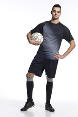 junger Fussballer Hand in der Hüfte