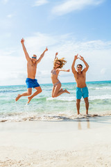 gruppe lachender junger leute am strand im sommer urlaub