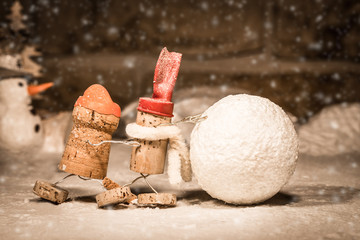 Figuren aus Korken, Konzept Schneeball rollen