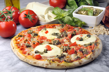 pizza mozarella pesto