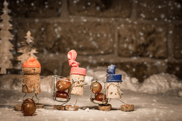 Figuren aus Korken, Konzept Traubenlese im Winter
