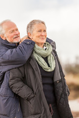 älteres senioren paar gesund und glücklich an der ostsee