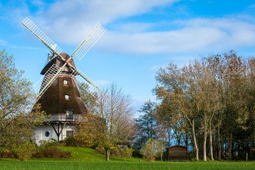 traditionelle alte windmühle in der grünen landschaft an der o