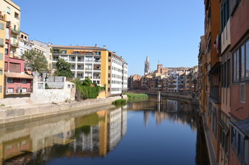 Fototapeta na wymiar Girona, Espagne, des reflet colorées elewacje