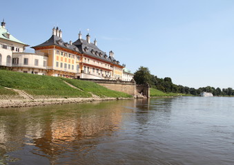 Fototapeta premium Elbufer mit Schloss Pillnitz in Dresden 