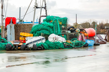 fischerboot angedockt am kai im hafen mit kontainern