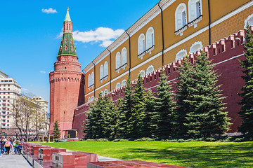 Obraz premium Kremlin Wall and Alexander Garden to the tomb of the unknown sol