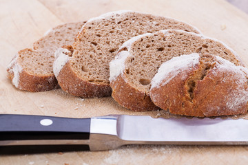 frisches hausgemachtes brot mit getreide auf holzbrett