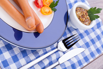 leckere wiener würstchen mit senf auf einem holztisch