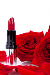 Obraz na płótnie Canvas eleganter roter lippenstift mit roten rosen