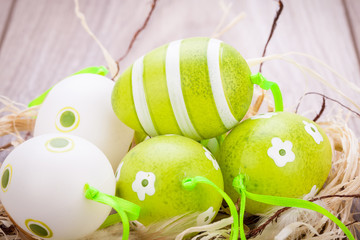 bunte grüne bemalte ostereier dekoration ostern brauch