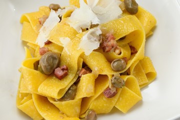 Piatto di pappardelle  con le fave