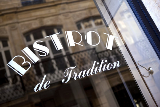 Façade d'un bistrot français 