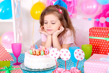 Obraz na płótnie Canvas Pretty little girl celebrate her birthday