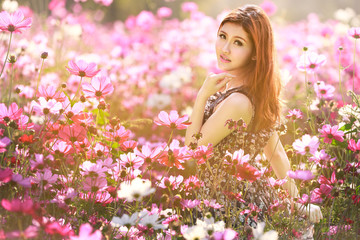 Obraz na płótnie Canvas Young asian woman in cosmos flower fields