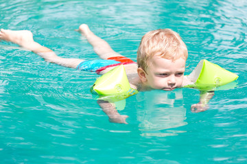 schwimmen lernen im Pool