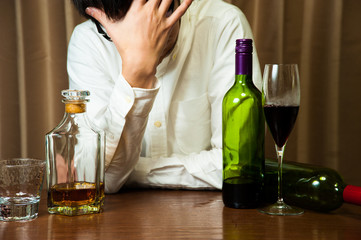 アルコール中毒で悩む男性
