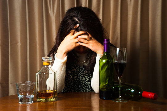 アルコールで悩む女性