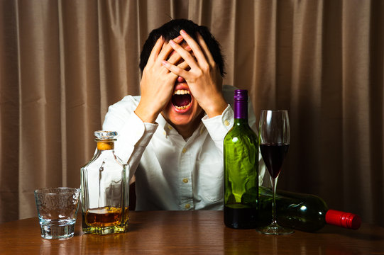 アルコール中毒で悩む男性