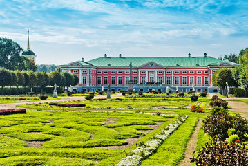 Park with statues and Palace of earl Sheremetyev in mansion Kusk - obrazy, fototapety, plakaty