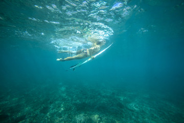 Fototapeta na wymiar surfing a wave.underwater viewing.