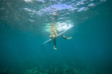 Crédence de cuisine en verre imprimé Plonger surfing a wave.underwater viewing.