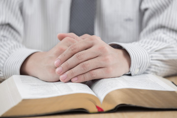 Obraz premium hands praying with bible