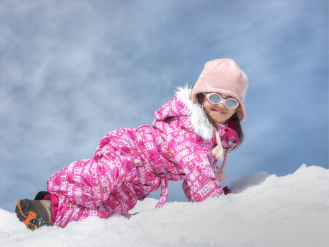 fillette en combinaison de ski rose