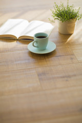 コーヒーと本と観葉植物