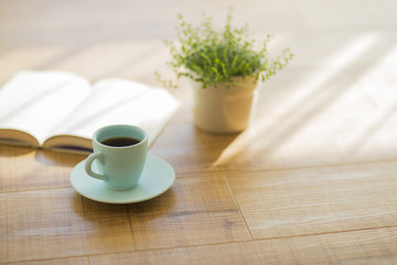 コーヒーと本と観葉植物