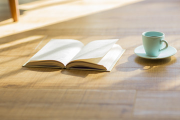 本とコーヒーカップ