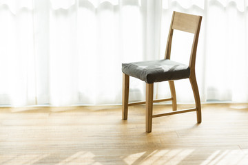 部屋の中にある椅子