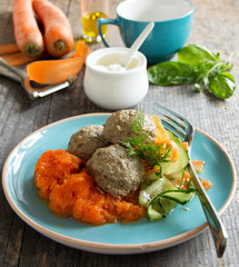 Meat dumplings with carrot puree