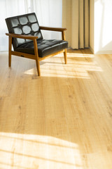 部屋の中にあるソファ