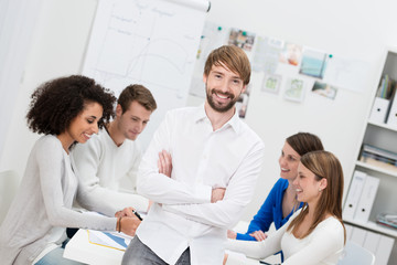 junger unternehmer mit seinem team