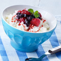Cottage cheese with raspberries and blueberries
