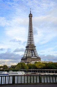 Tour Eiffel vue du pont Bir-Hakeim. Paris. France.