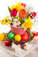 Obraz na płótnie Canvas Spring flowers and Easter eggs