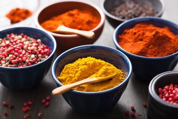 Photo sur Plexiglas Herbes épices dans des bols : curry, poivre rose et noir, poudre de paprika