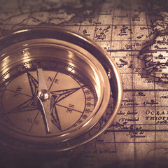 Fototapeta na wymiar Stare nawigacyjny kompas na mapie, streszczenie Retro Martwa natura