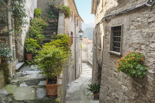 narrow alley © lorenzobovi
