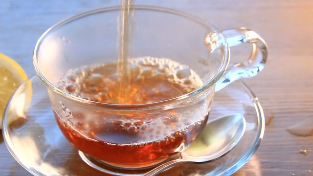 Горячий чай, лимон, витамины для людей зимой и летом.